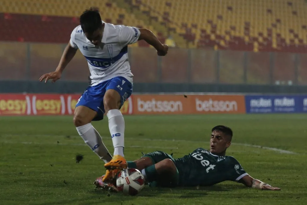Ignacio Saavedra -izquierda- no muestra un buen nivel en Universidad Católica (Photosport)