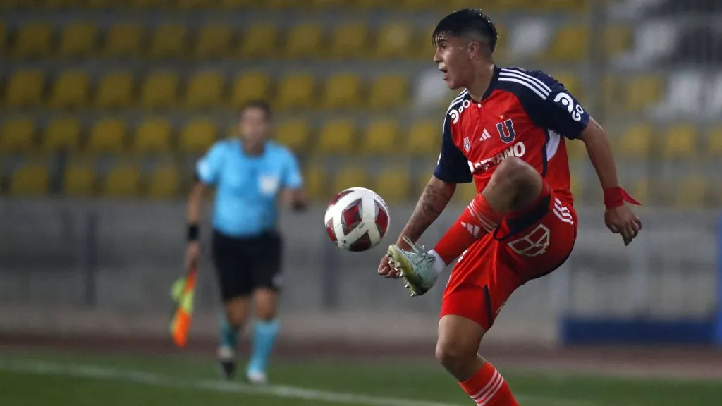 Fernández llega a apurar a Marcelo Morales (Photosport)