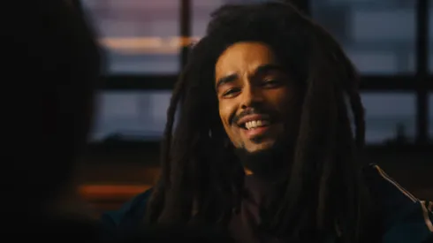 Kingsley Ben-Adir en el rol del reconocido músico, en Bob Marley: One Love.