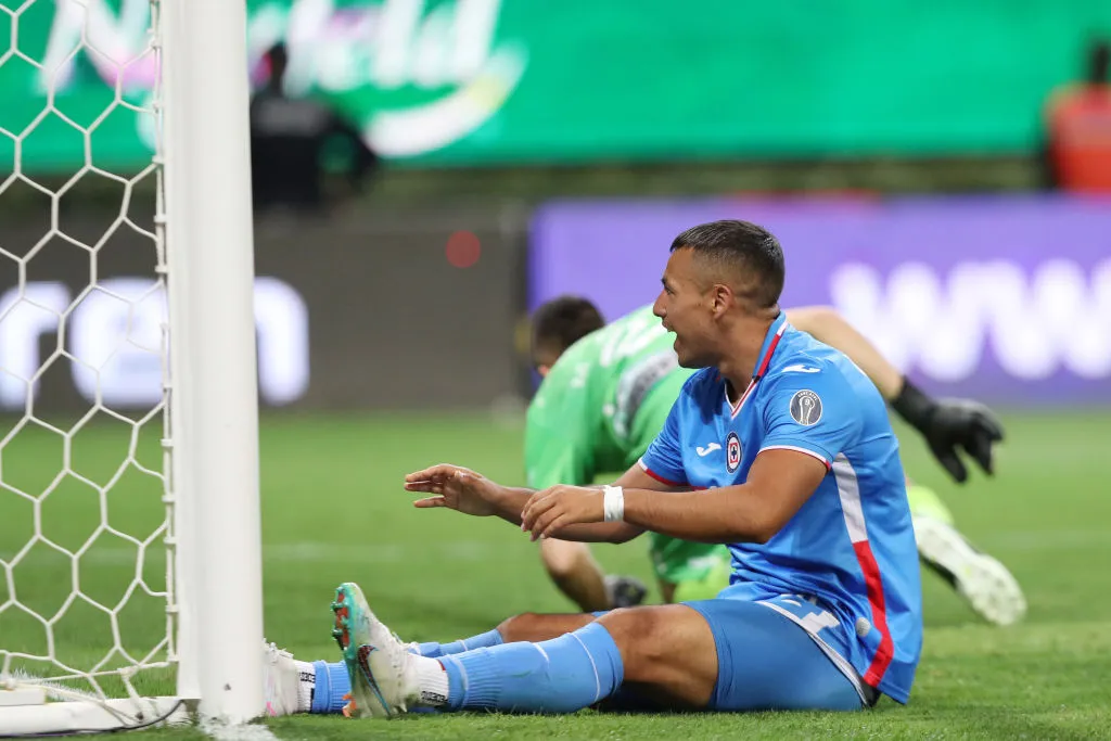 Iván Morales tiene medio pie afuera del Cruz Azul. | Foto: Getty Images