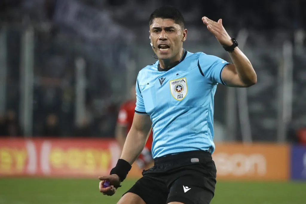 El juez Victor Abarzua fue uno de los protagonistas de la noche en el Monumental | FOTO: Jonnathan Oyarzun/Photosport