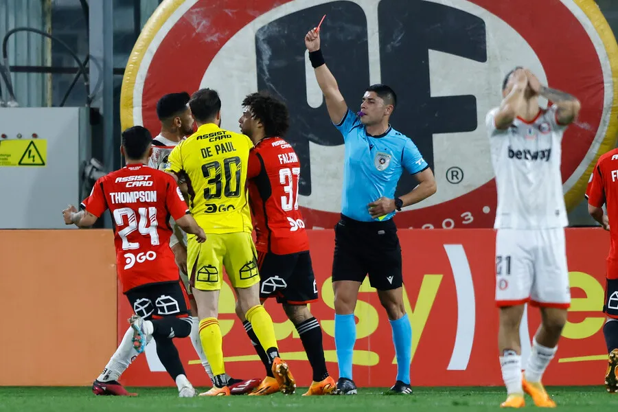 Lucas Passerini vio la roja por agresion a Esteban Pavez. | Foto: Photosport