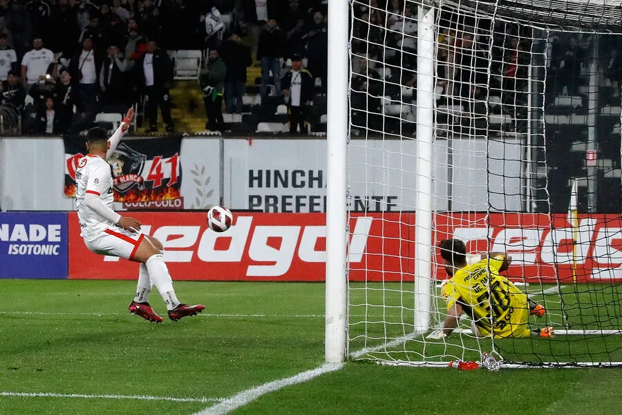 De Paul sacó una pelota evidentemente adentro del arco. | Foto: Photosport