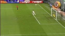 Fernando de Paul saca la pelota desde dentro del arco de Colo Colo y el asistente Claudio Urrutia desestima la jugada