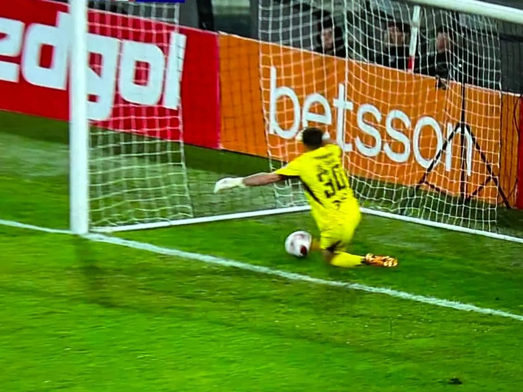 La pelota ingresó completamente en el arco de Colo Colo y luego el Cacique anotó ante La Calera