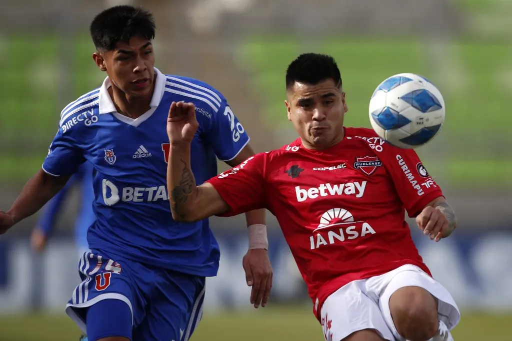 Jovany Campusano -derecha- es el viejo anhelo de Mauricio Pellegrino en la Universidad de Chile y también de Azul Azul (Photosport)