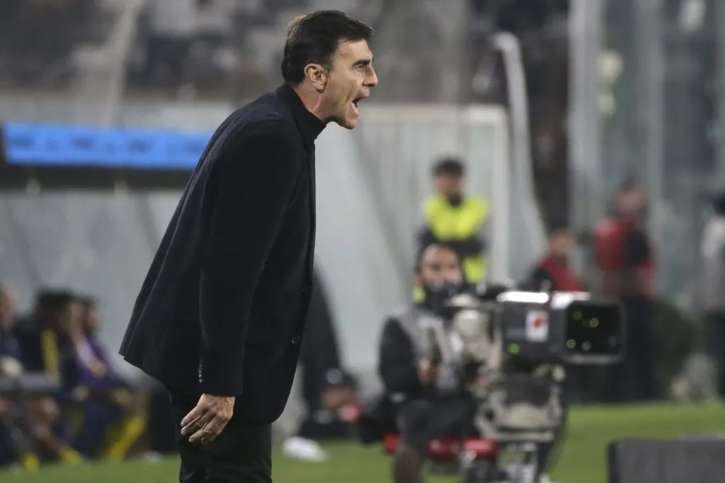 Gustavo Quinteros clama por un jugador más en Colo Colo y apela a la buena voluntad de la dirigencia (Photosport)