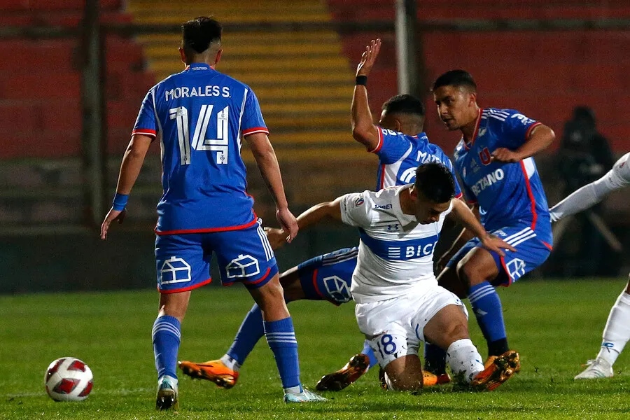 Charly Vásquez no le perdona la caída en el clásico a Holan. | Foto: Photosport