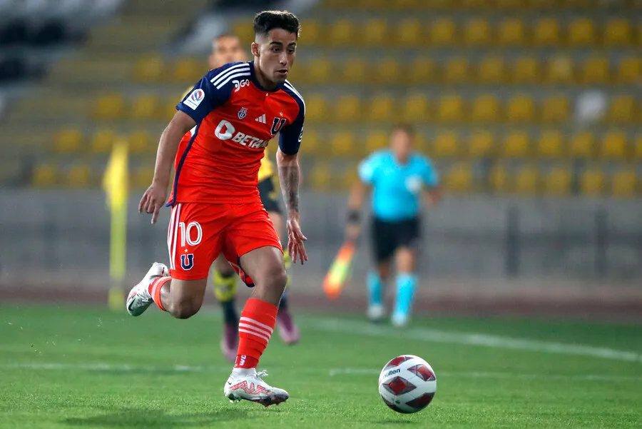 Lucas Assadi recibió la bendición del Leo Rodríguez. | Foto: Photosport