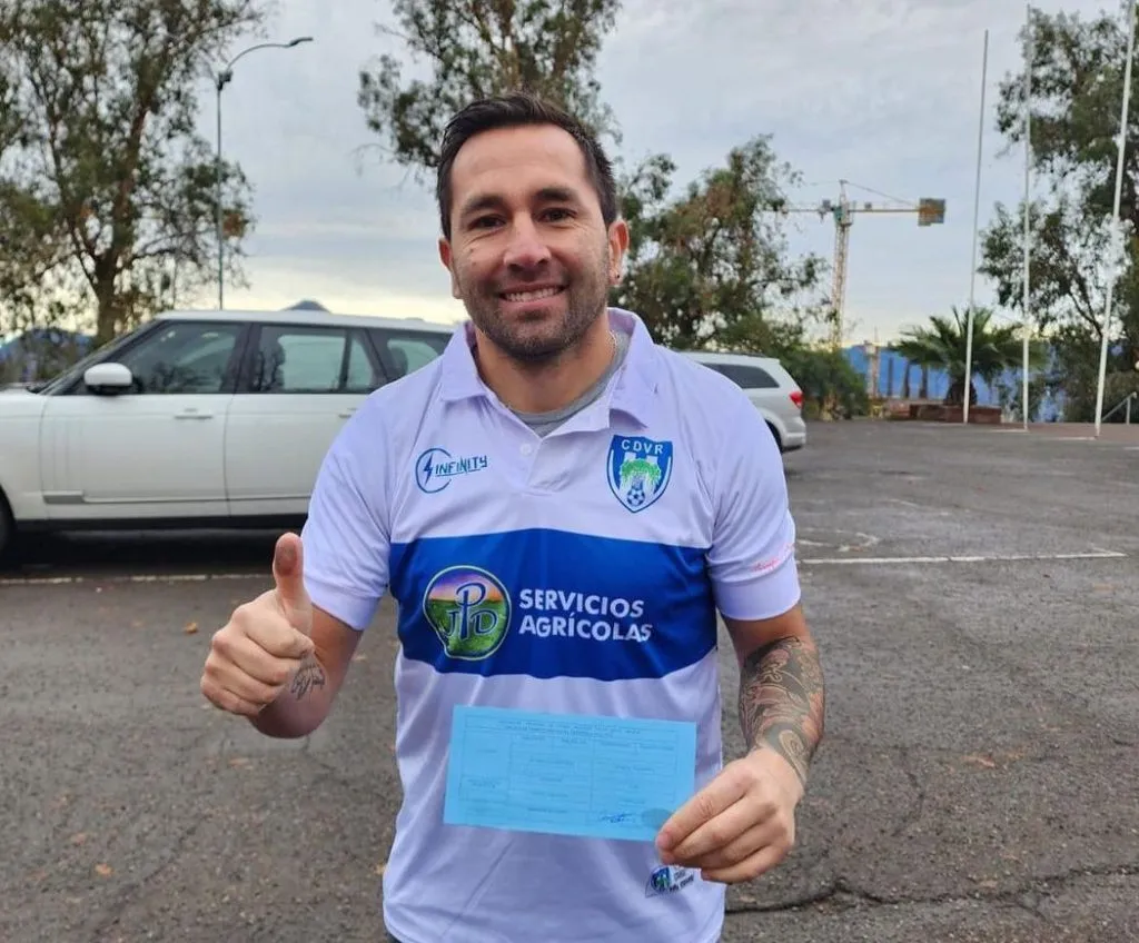 Fernando Meneses vuelve a vestir los colores de Universidad Católica, aunque la camiseta pertenece a Villa Rosario de Peumo