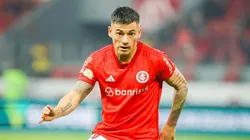 Charles Aránguiz recibió el elogio de los hinchas de Internacional tras su vuelta