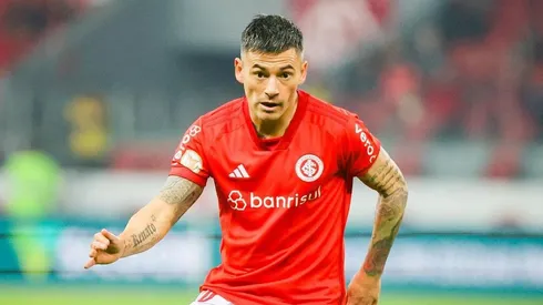 Charles Aránguiz recibió el elogio de los hinchas de Internacional tras su vuelta