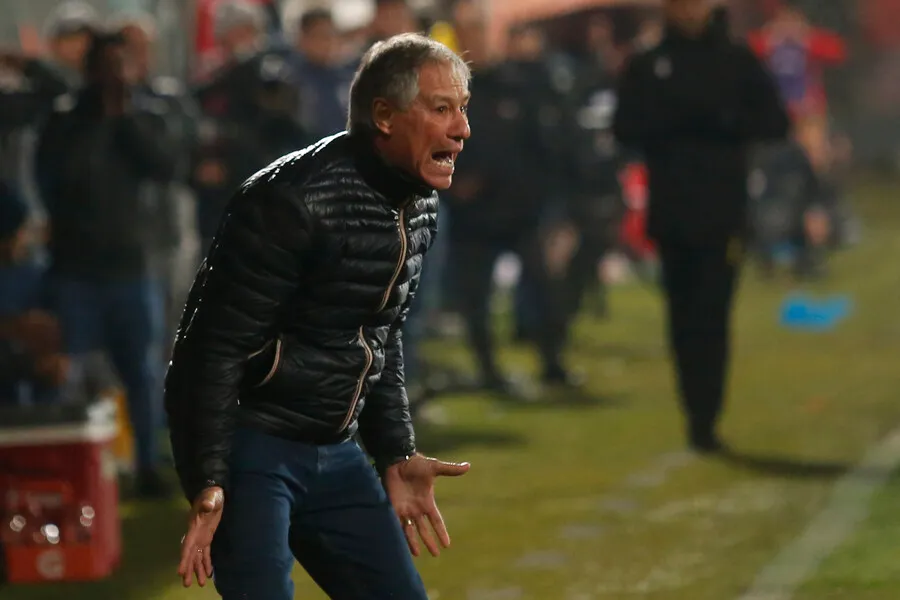 Holan está cuestionado en Universidad Católica. | Foto: Photosport