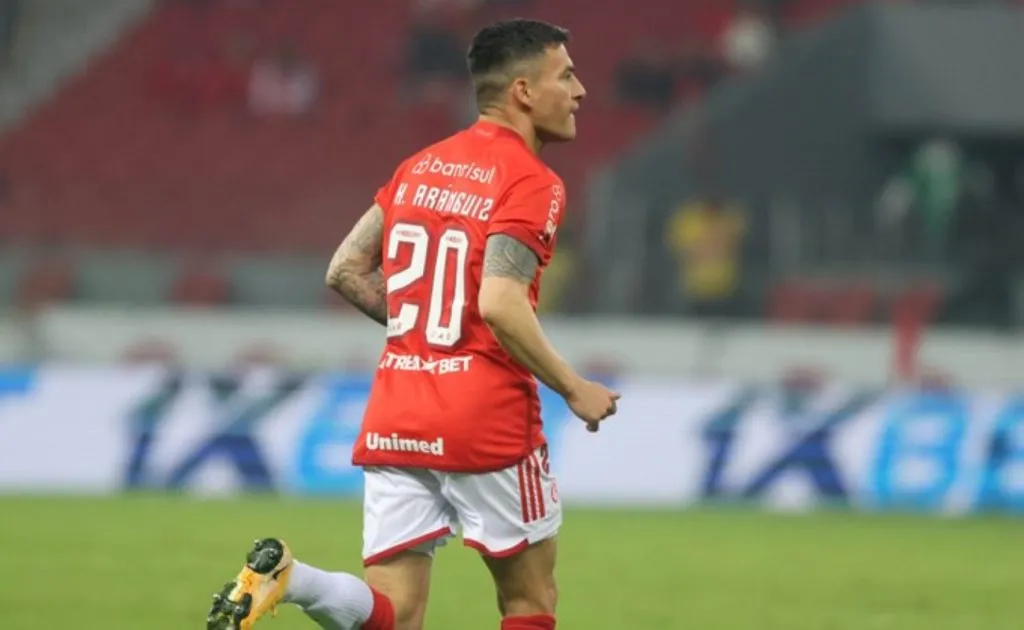 Charles Aránguiz se defiende de acusación de Juan Cristóbal Guarello (Foto: SCInternacional, Twitter)