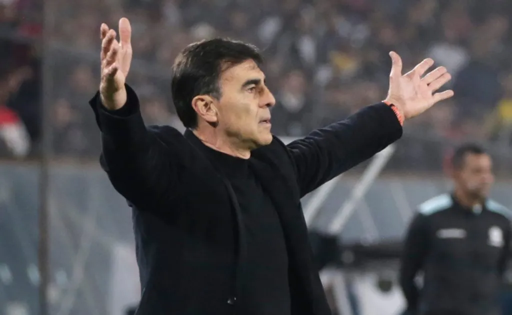 Gustavo Quinteros recibe un llamado de emergencia en Argentina (Photosport)