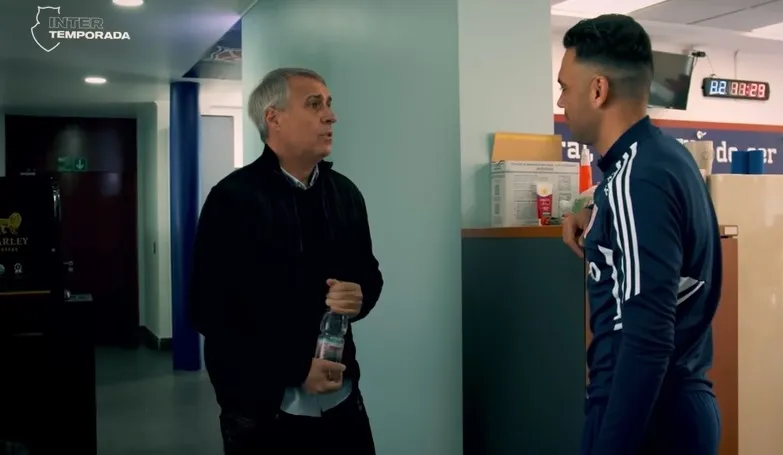 Leo hablando con Domínguez (Captura Youtube Universidad de Chile oficial)