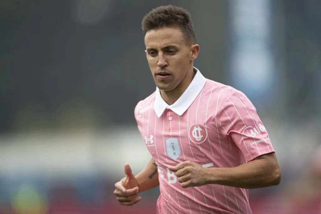 En más de alguna oportunidad, el Enano le ha demostrado su amor a la camiseta de la UC | FOTO: Javier Vergara/PHOTOSPORT