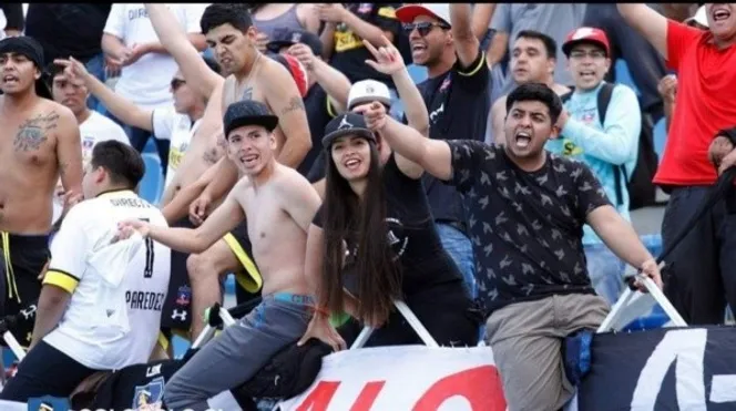 Carlos Palacios -izq- fue encontrado alentando a Colo Colo (Sebastián Órdenes)