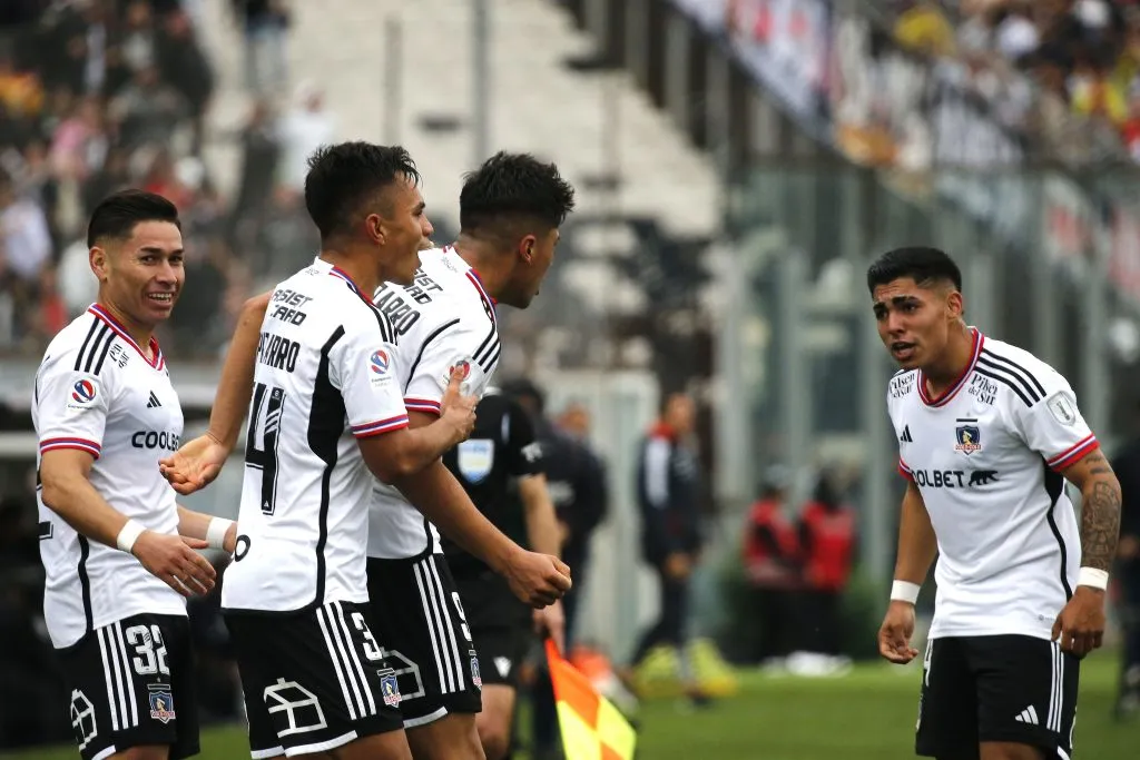 Vicente Pizarro aconseja a Jordhy Thompson | Foto: Photosport