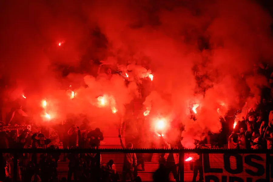 La barra de la UC generó desmanes en Santa Laura | Foto: Photosport
