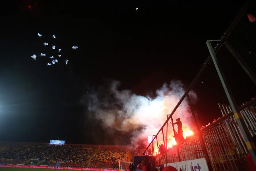 La barra de la UC protagonizó nuevos incidentes. | Foto: Photosport