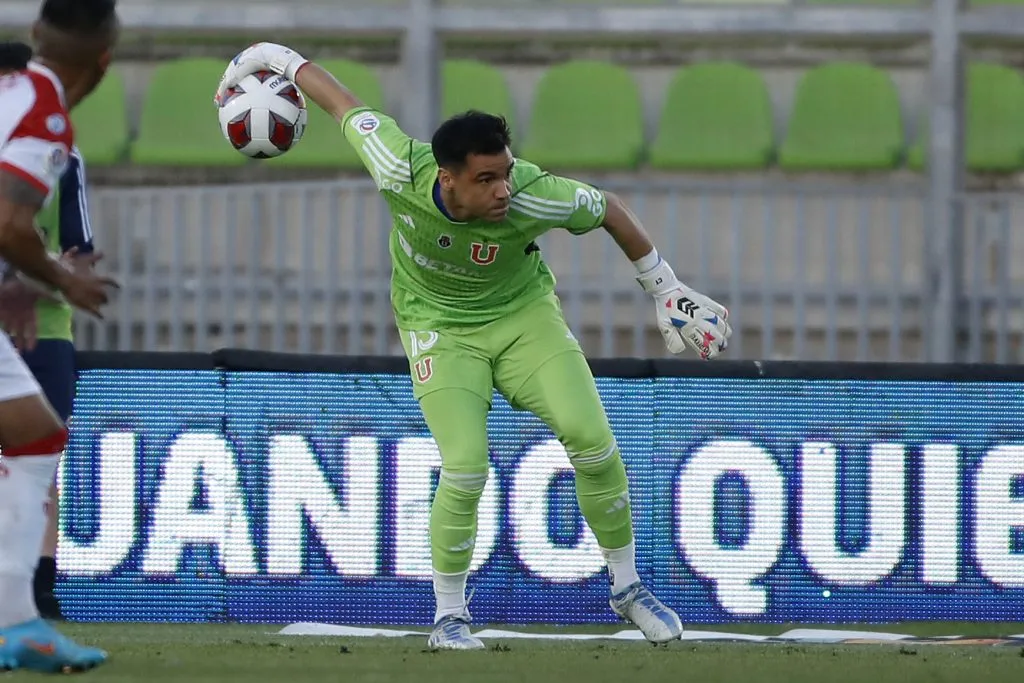 Juan Cristóbal Guarello elige a Cristopher Toselli como titular en el arco en el Superclásico (Foto: Photosport)