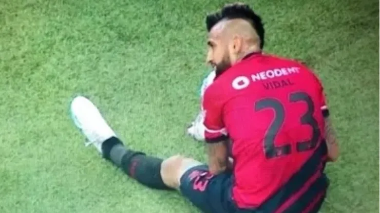 Arturo Vidal sale lesionado y asusta en La Roja
