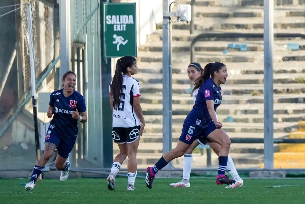 Llanka Groff ya conectó el remate para el 2 a 2 definitivo en Macul (Guillermo Salazar)