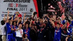 SANTIAGO, CHILE - DECEMBER 14: Players of Universidad de Chile celebrate the Copa Bridgestone Sudamericana title with the trophy after defeating Liga Universitaria de Quito at the National stadium on December 14, 2011 in Santiago, Chile. (Photo by Marcelo Hernandez/LatinContent/Getty Images)