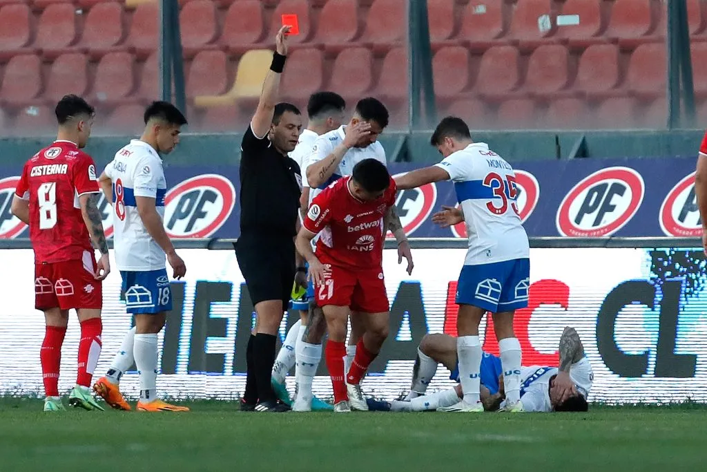 La vehemencia le pasó una mala jugada a Raimundo Rebolledo -al centro- y el jugador lesionó a Eugenio Mena en la UC (Photosport)