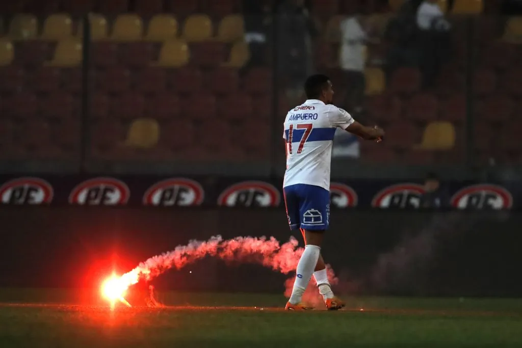 Las bengalas fueron protagonistas en el triunfo de la UC FOTO: Jonnathan Oyarzun/Photosport