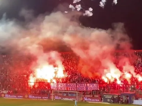 No aprenden: Lluvia de bengalas ensucia el partido entre la UC y Ñublense
