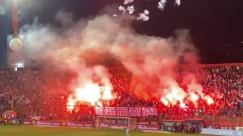 Los hinchas de Universidad Católica interrumpieron el encuentro por varios minutos.