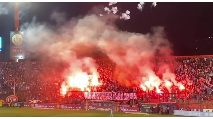 Los hinchas de Universidad Católica interrumpieron el encuentro por varios minutos.