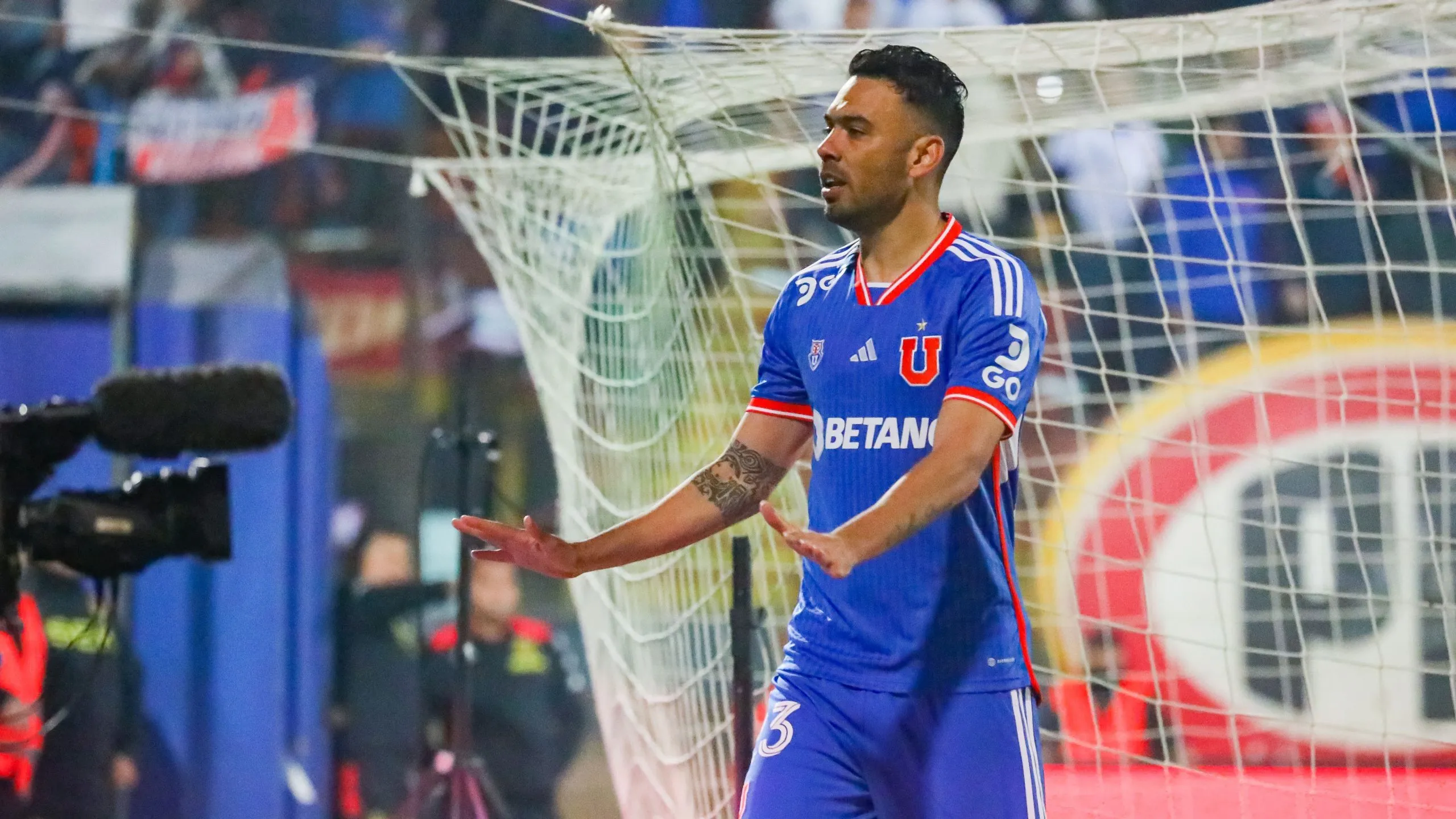 17 DE JULIO DE 2022/SANTIAGO
Nery Dominguez (c) habla con los hinchas, durante el partido valido por la dcima sptima fecha del Campeonato Nacional Betsson 2023, entre Union Espaola y Universidad de Chile, disputado en el Estadio Santa Laura.
FOTO: SEBASTIAN ORIA/AGENCIA UNO