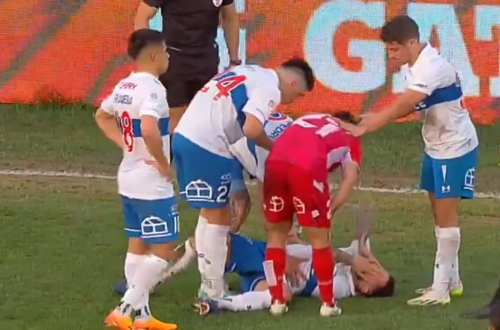 Los jugadores de ambos equipos pidieron rápidamente la asistencia médica | FOTO: Captura