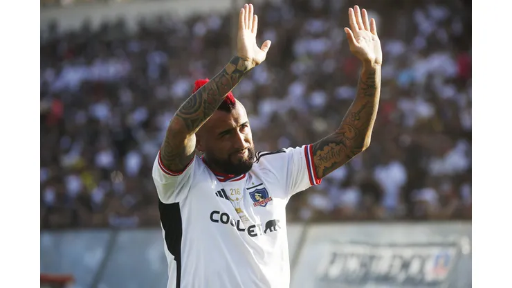Arturo Vidal celebra a los jugadores de Colo Colo (Foto: Photosport)