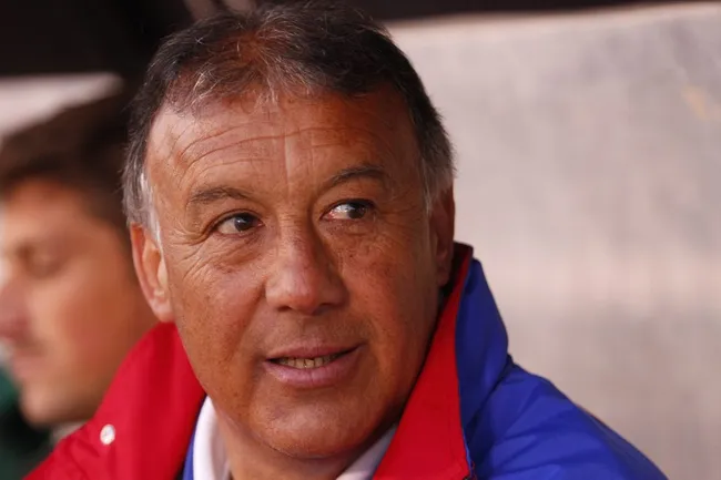 Raúl Toro le prestó ropa al DT de La Roja, Ricardo Gareca. (Foto: Photosport)