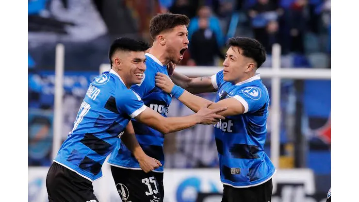 Felipe Loyola (centro de al foto) toma continuidad en Huachipato (Foto: Photosport)