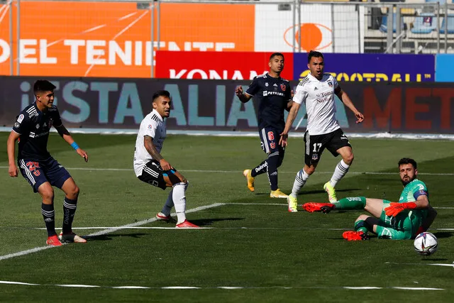 Una dolorosa caída sufrió la U ante Colo Colo en 2021. De ahí en más, entraron en un pozo (Photosport)