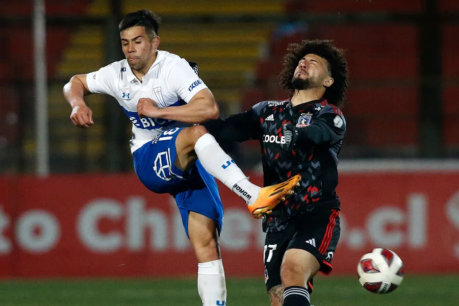 Falcón no se salvó de la amarilla en los dos partidos ante la UC. | Foto: Photosport