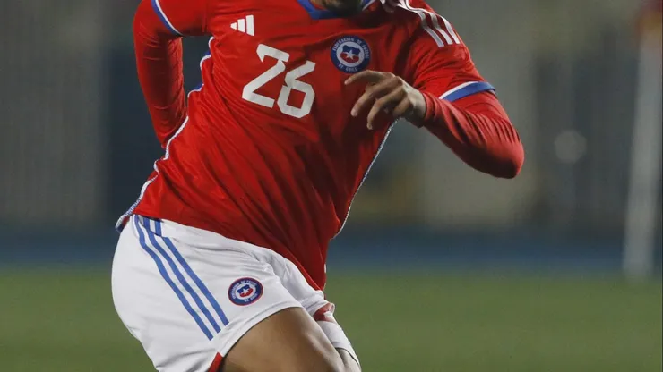 Un jugador pretendido por Universidad Católica y UNiversidad de Chile decide ir al extranjero antes de seguir al fútbol chileno