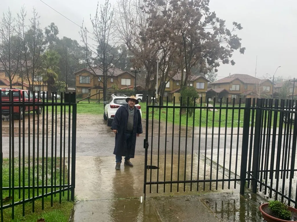 Díaz Correa estuvo de madrugada junto a vecinos sacando el agua de su calle (Bolavip)