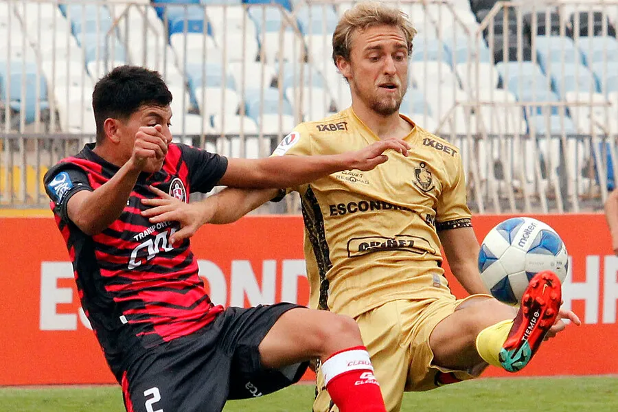 Limache se defendió del ataque de Guarello. | Foto: Photosport