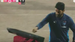 Óscar Washington Abreu desata toda su locura pegándole al monitor del VAR en Perú