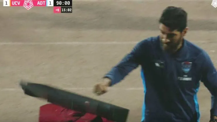 Óscar Washington Abreu desata toda su locura pegándole al monitor del VAR en Perú