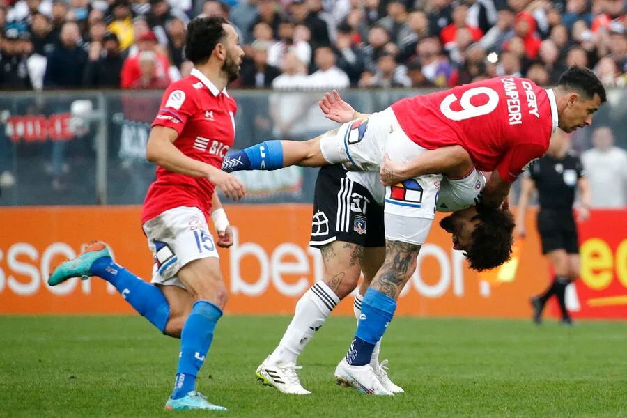 Peluca tuvo un aspero duelo frente a la UC. | Foto: Photosport
