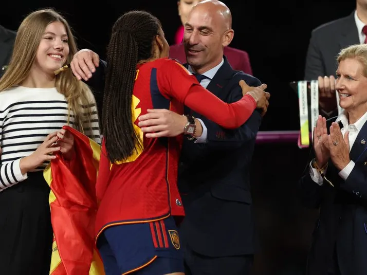 Rubiales se disculpa con Hermoso por su beso injustificado: "Me he equivocado"