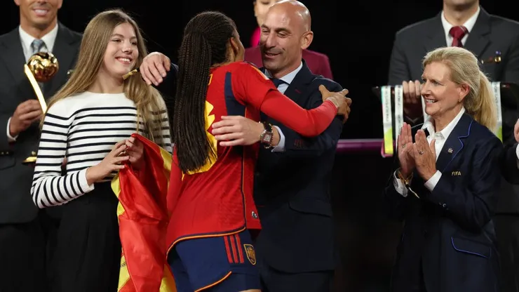 Luis Rubiales sale a dar cara ante su accionar en las premiaciones de la España Campeona del Mundo