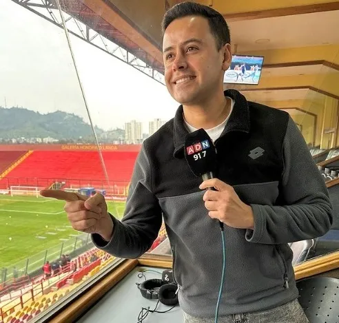 Alberto Jesús López, el Trovador del Gol, en la previa de un relato, donde seguramente, usó frases de las canciones del gran Zalo Reyes (Instagram @trovadordelgol )